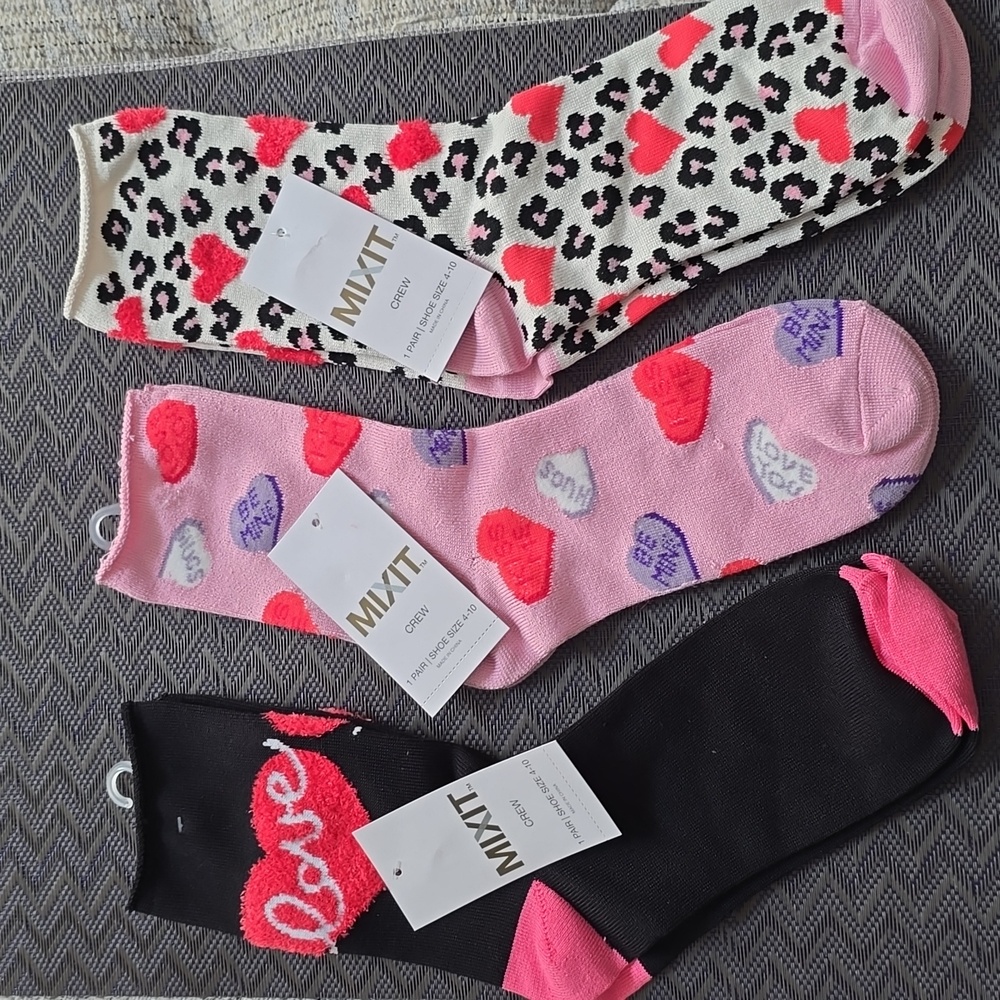MIXIT BRAND WOMEN'S HEARTS VALENTINES BUNDLE OF 3 CREW SOCKS FITS SHOE SIZE 4-10